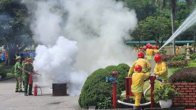 Lực lượng diễn tập thực hiện công tác phòng cháy, chữa cháy tại Công ty trách nhiệm hữu hạn Nghiên cứu Kỹ thuật R Việt Nam, Khu công nghiệp bờ trái sông Đà.