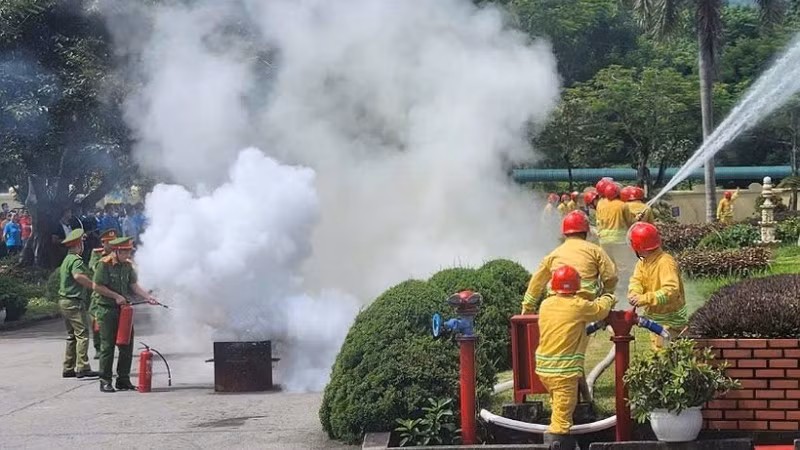 Lực lượng diễn tập thực hiện công tác phòng cháy, chữa cháy tại Công ty trách nhiệm hữu hạn Nghiên cứu Kỹ thuật R Việt Nam, Khu công nghiệp bờ trái sông Đà.