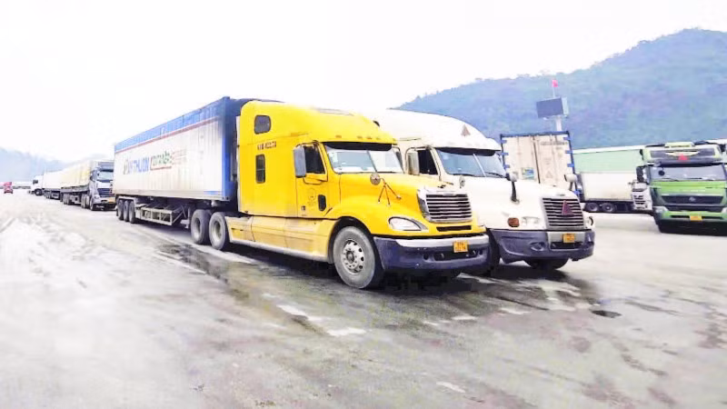 Xe hàng hóa tại bến bãi tại khu vực cửa khẩu Tân Thanh, tỉnh Lạng Sơn. (Ảnh: QUỐC ĐẠT)