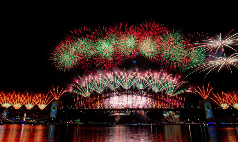 Pháo hoa rực rỡ chào đón năm mới 2026 tại Cầu Cảng Sydney, Australia. (Ảnh: THX/TTXVN)