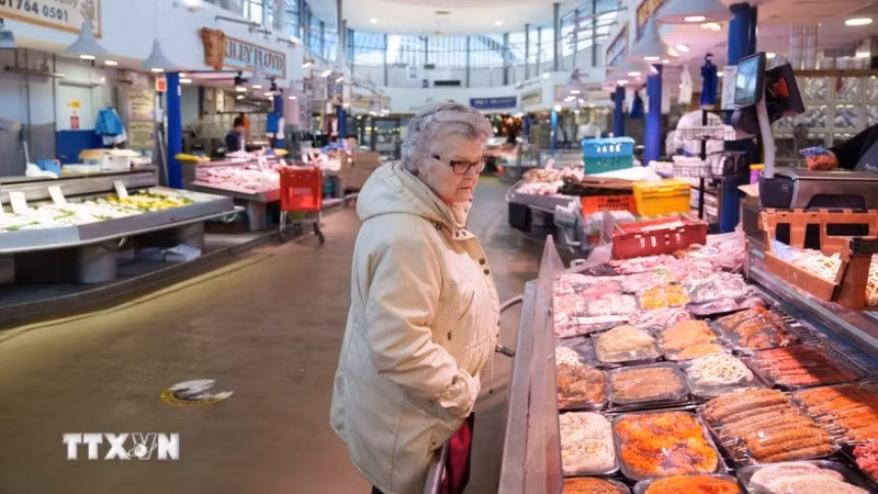 Người dân mua sắm tại siêu thị ở Manchester, Anh. (Ảnh: THX/TTXVN)