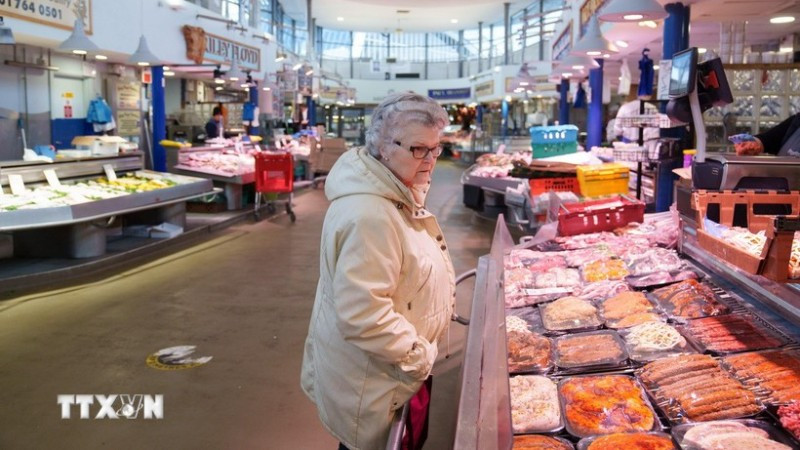 Người dân mua sắm tại siêu thị ở Manchester, Anh. (Ảnh: THX/TTXVN)