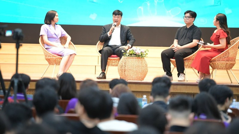 Tọa đàm: “Bảo vệ tài chính cá nhân-làm chủ đồng tiền” thu hút sự quan tâm của đông đảo sinh viên, chuyên gia tài chính-ngân hàng, an ninh mạng và công nghệ.