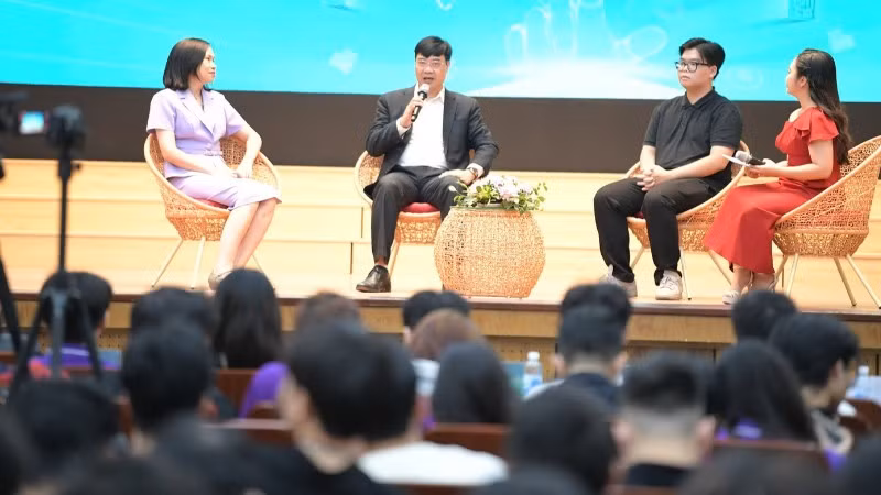 Tọa đàm: “Bảo vệ tài chính cá nhân-làm chủ đồng tiền” thu hút sự quan tâm của đông đảo sinh viên, chuyên gia tài chính-ngân hàng, an ninh mạng và công nghệ.