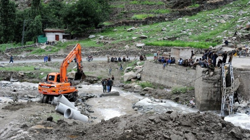 Lực lượng cứu hộ khắc phục hậu quả lũ lụt tại vùng Gilgit-Baltistan, miền bắc Pakistan, ngày 24/7/2025. (Ảnh: THX/TTXVN)