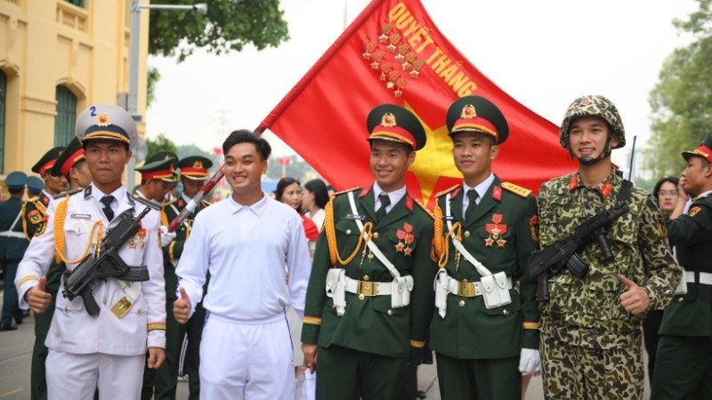 Chiến sĩ các khối tham gia diễu binh, diễu hành trước giờ sơ duyệt.