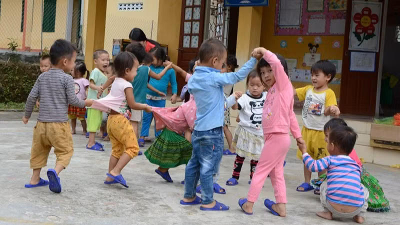 Ảnh minh họa: Trẻ mẫu giáo dân tộc H’Mông trong giờ chơi tại bản Khuôn Bổ, xã vùng cao Hồng Ca, huyện Trấn Yên. (Ảnh: THANH SƠN)