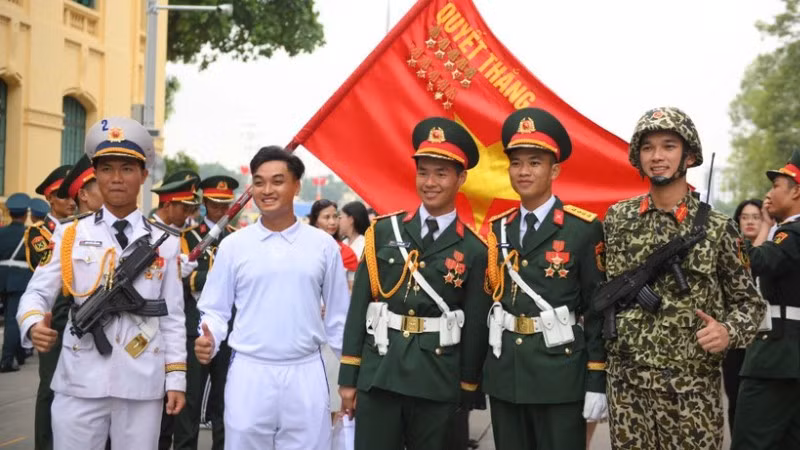 Chiến sĩ các khối tham gia diễu binh, diễu hành trước giờ sơ duyệt.