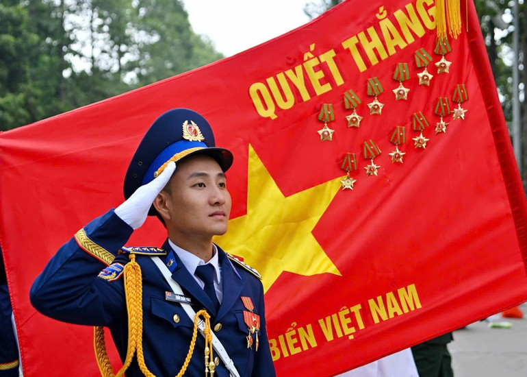 Chiến sĩ Cảnh sát biển Việt Nam trước giờ sơ duyệt.