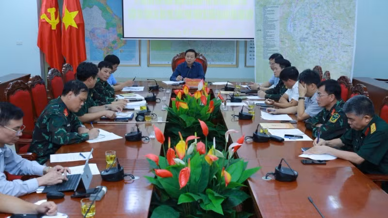 Phó Thủ tướng nhấn mạnh việc tìm kiếm phải được tiến hành càng sớm càng tốt, không để mất thời gian làm giảm cơ hội cứu người; tổ chức chặt chẽ công tác cứu nạn, có chỉ huy trực tiếp tại hiện trường, tuyệt đối không hình thức. (Ảnh: VGP/Đình Nam)