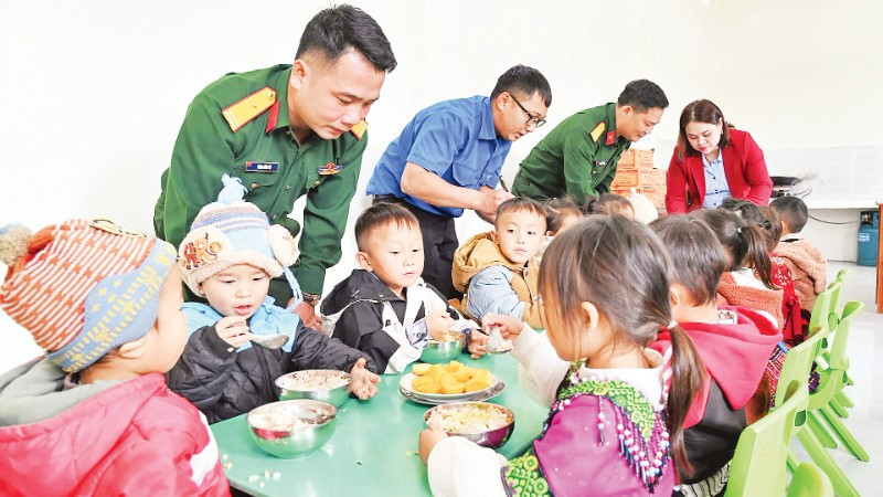 Bữa trưa ấm áp tại điểm trường Hoàng Lao Chải, Trường mầm non Thàng Tín, xã Thàng Tín, tỉnh Tuyên Quang.