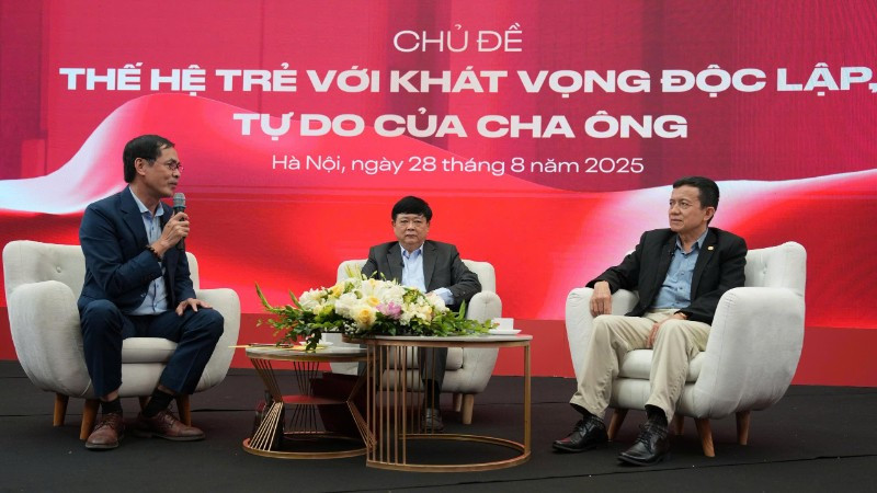 Tọa đàm "Thế hệ trẻ với khát vọng độc lập, tự do của cha ông" trong khuôn khổ triển lãm "95 năm Cờ Đỏ soi đường".