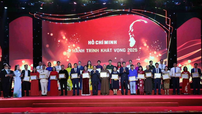 Đại tướng Trịnh Văn Quyết, Bí thư Trung ương Đảng, Trưởng Ban Tuyên giáo và Dân vận Trung ương trao giấy khen, tặng các cá nhân tiêu biểu. (Ảnh: TTXVN)