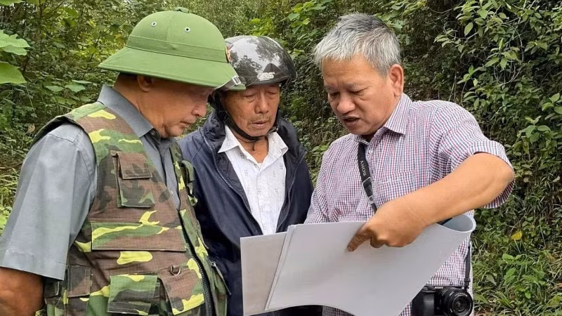 Tình nguyện viên Nguyễn Xuân Thắng cùng các cựu chiến binh tìm mộ liệt sĩ ở xã Núi Thành, Đà Nẵng. (Ảnh do nhân vật cung cấp)