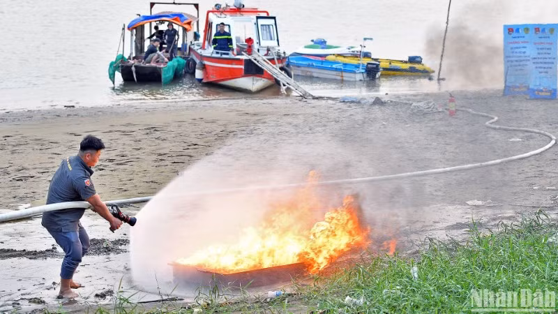 Đoàn viên, thanh niên và thành viên các đội hình tình nguyện của Thủ đô tập huấn kỹ năng phòng cháy, chữa cháy, cứu hộ, cứu nạn bên bờ sông Hồng.