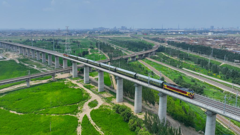 Chạy thử tuyến tàu cao tốc đoạn từ Bao Đầu đến Huệ Nông ở Khu tự trị Nội Mông, Trung Quốc. (Ảnh: Tân Hoa xã)