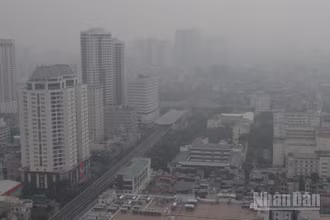 Tình trạng không khí Hà Nội vẫn tiếp tục ở mức rất xấu. (Ảnh: HOÀI AN)