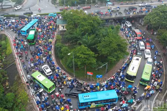 Khu vực quanh cầu Chương Dương thường xuyên xảy ra ùn tắc vào giờ cao điểm 1 tuần qua.
