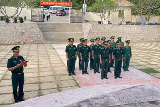 Sáng 27/7, Đồn Biên phòng cửa khẩu cảng An Thới tổ chức Lễ dâng hương, dâng hoa, tham quan, học tập truyền thống tại Khu di tích lịch sử Trại giam tù binh cộng sản Việt Nam/Phú Quốc.