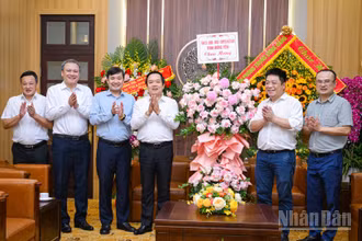 Đồng chí Phạm Quang Ngọc, Ủy viên Trung ương Đảng, Bí thư Tỉnh ủy Hưng Yên tới thăm, chúc mừng Báo Nhân Dân nhân Ngày Báo chí Cách mạng Việt Nam. (Ảnh: Bảo Long)