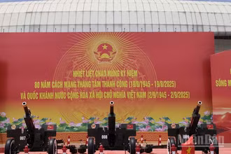 Dàn pháo lễ sẵn sàng "khai hỏa" cho buổi tổng hợp thứ 2 tại sân vận động quốc gia Mỹ Đình. (Ảnh: VĂN THỊNH)