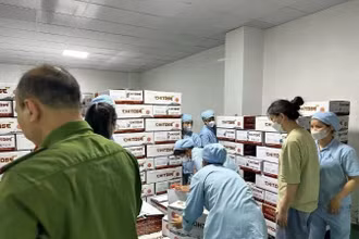 Lực lượng chức năng khám xét kho hàng của Công ty Z Holding. (Ảnh: Công an cung cấp)
