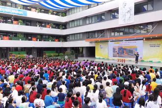 Hơn 700 em học sinh khối lớp 6 và lớp 7 của Trường trung học cơ sở Trần Duy Hưng được hướng dẫn những kỹ năng cơ bản về phòng cháy, chữa cháy và cứu nạn, cứu hộ. (Ảnh: TRUNG PHẠM)