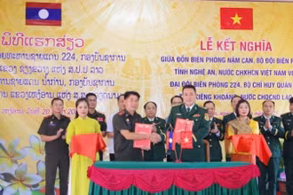 Đại diện lãnh đạo Đồn Biên phòng Nậm Càn và Đại đội Biên phòng 224 ký kết nghĩa.