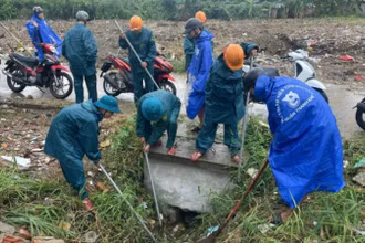 Đà Nẵng tập trung lực lượng, khơi thông cửa thu, mương thoát nước, chủ động ứng phó diễn biến của bão số 1. (Ảnh: HG)