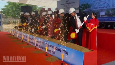 Đại diện lãnh đạo địa phương và Tập đoàn đã làm nghi thức động thổ, xây dựng nhà máy.