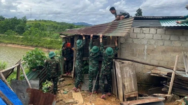 Bộ đội giúp người dân A Lưới 3 sửa nhà tốc mái ngày 22/7.