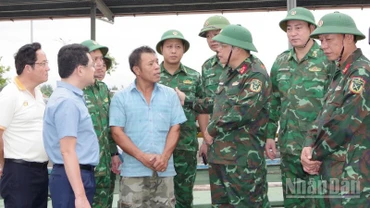 Lãnh đạo Quân khu IV và thành phố Huế kiểm tra phương án phòng, tránh bão, lụt, sạt lở tại các địa bàn xung yếu.