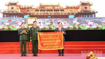 Bí thư Thành ủy Huế tặng bức trướng có dòng chữ “Phát huy truyền thống, viết tiếp chiến công, hoàn thành xuất sắc nhiệm vụ” cho lực lượng vũ trang thành phố Huế.