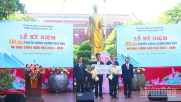 Tại Lễ khai giảng, lãnh đạo thành phố đã khen thưởng các em học sinh đạt thành tích cao tại các kỳ thi quốc tế.