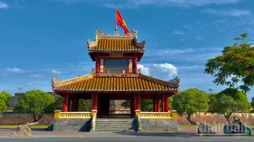 Lộ trình bộ hành “Cùng Việt Nam tiến bước” được thành phố Huế chọn không chỉ thuận tiện mà còn đưa người tham gia đi qua những con đường gắn liền với ký ức và diện mạo của bờ bắc sông Hương – nơi từng là trung tâm của kinh đô.