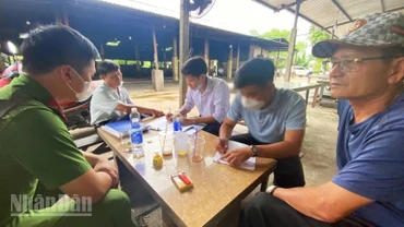 Ông Kệ chủ lò mổ làm việc với cơ quan chức năng. 