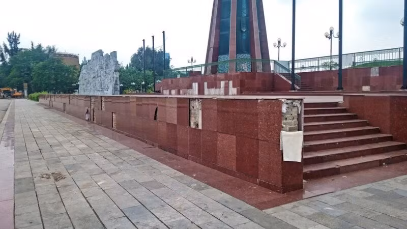 Nhiều tấm ốp lát trang trí khu vực sân khấu Quảng trường Võ Nguyên Giáp bị bong bật.