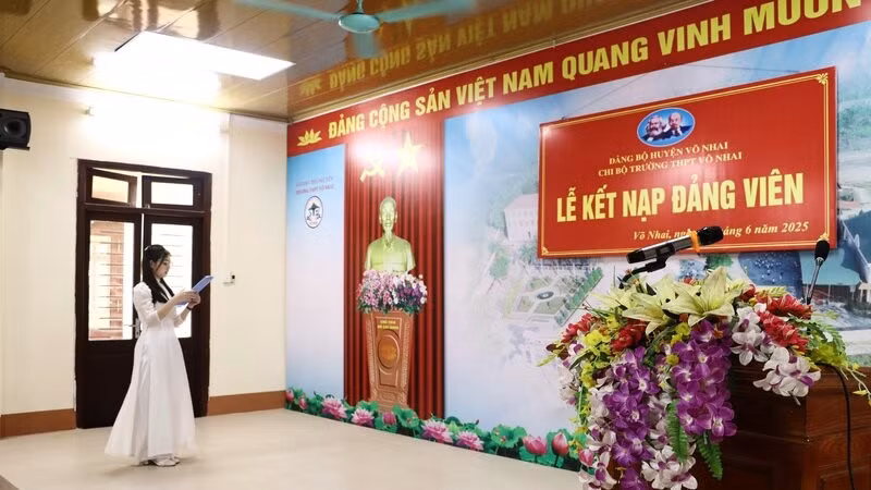 Trong hai năm 2024 và 2025, 8 học sinh Trường trung học phổ thông Võ Nhai (Thái Nguyên) được đứng trong hàng ngũ của Đảng.