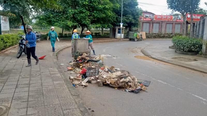 Công nhân Công ty cổ phần Môi trường và Công trình đô thị Thái Nguyên tập kết rác thải để vận chuyển đi xử lý.