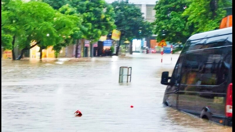 Ngập úng cục bộ chia cắt nhiều khu vực thành phố Thái Nguyên. 12.jpg