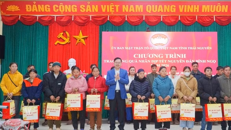 Lãnh đạo tỉnh Thái Nguyên tặng quà Tết Bính Ngọ 2026 cho hộ nghèo ở xã Phong Quang.