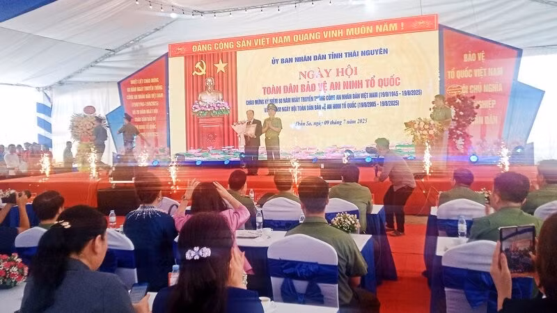 Thượng tướng Trần Quốc Tỏ trao Bằng khen của Bộ Công an cho ông Nguyễn Huy Quý, Chủ tịch Hội đồng quản trị, Tổng Giám đốc Công ty cổ phần Đầu tư xây dựng và Khai thác khoáng sản Thăng Long.