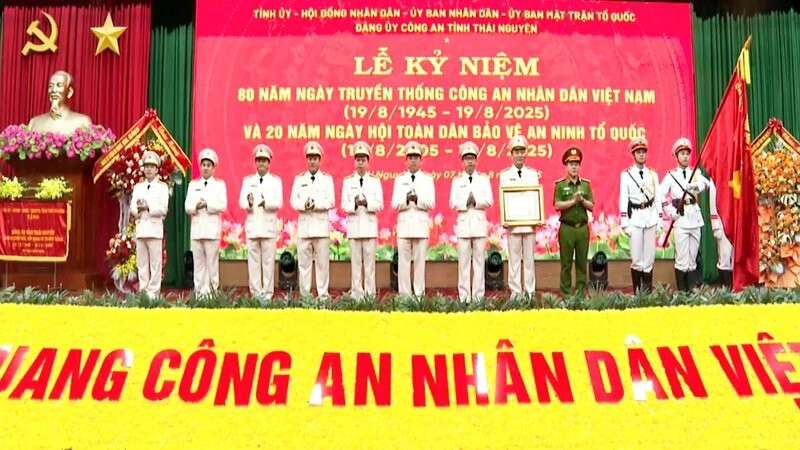 Thượng tướng Nguyễn Văn Long trao Huân chương Chiến công hạng ba của Chủ tịch nước tặng thưởng Phòng Cảnh sát điều tra tội phạm về ma túy Công an tỉnh Thái Nguyên.