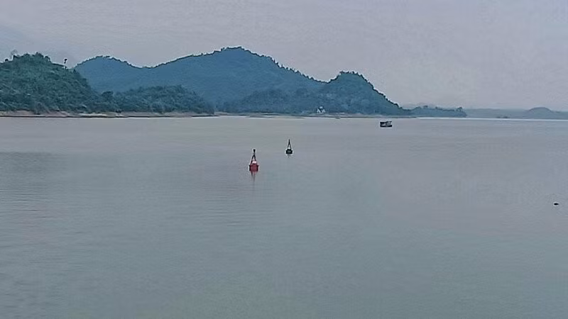 Hệ thống phao, đèn báo hiệu trên tuyến đường thủy hồ Núi Cốc, đến nay hết niên hạn sử dụng 8 năm.