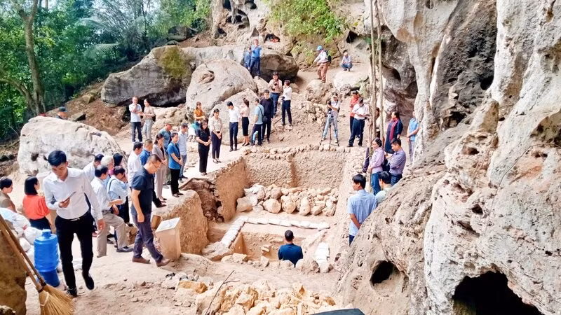 Nhiều nhà khảo cổ, nhà khoa học, đại biểu tham quan di chỉ Mái Đá Ngườm lần thứ 6 năm 2025.