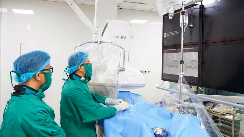 Thầy thuốc Bệnh viện Trung ương Thái Nguyên thực hiện kỹ thuật nút mạch gan.