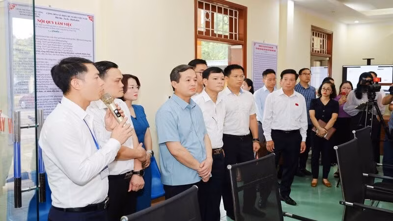 Lãnh đạo tỉnh Thái Nguyên theo dõi hoạt động của Trung tâm Phục vụ hành chính công phường Sông Công.