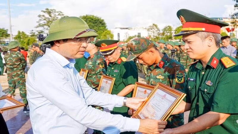 Bí thư Tỉnh ủy Thái Nguyên Trịnh Xuân Trường tặng Bằng khen cho các lực lượng cứu hộ, cứu nạn trong lũ lụt.