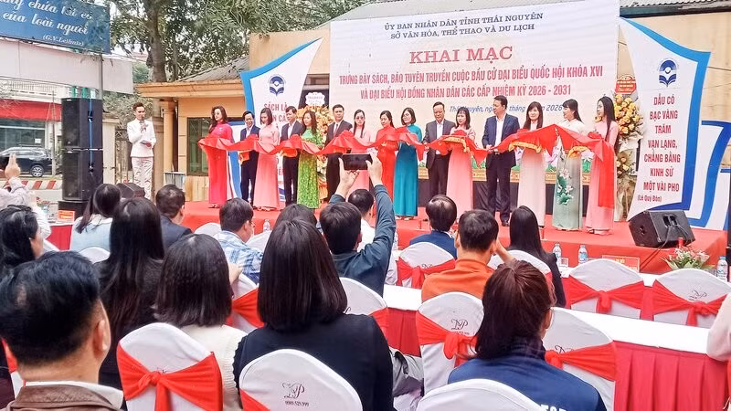 Lãnh đạo tỉnh Thái Nguyên khai trương không gian trưng bày, giới thiệu sách, tư liệu, báo chí, ảnh, pa nô về cuộc bầu cử.