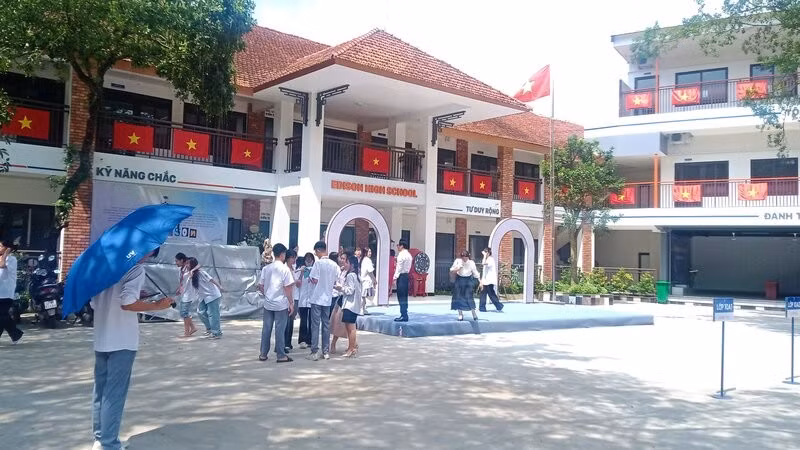 Trường trung học phổ thông Edison rộn ràng trước năm học mới đầu tiên.